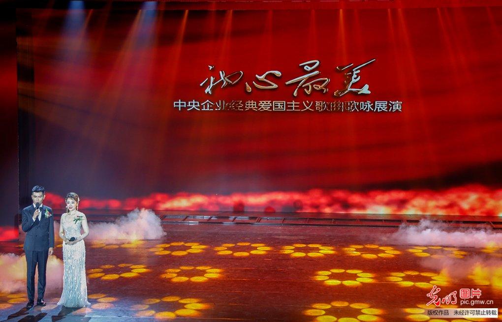 嘉欣、许晋亨十指紧扣,幸福恩爱现身马会