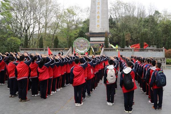 人气真的高!晚宴结束,C罗在护送下离开宴会厅